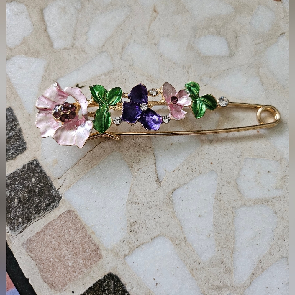 🌸Crystel Flower Brooch NWOT